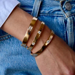 Sale OVAL BRACELET WITH THREE ROUND DIAMONDS Bangles